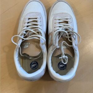 Karhu Men's Unisex White and Tan Sneakers